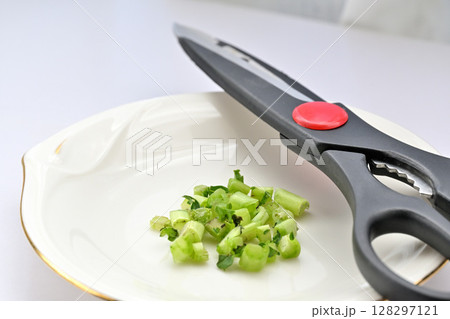 エコ リサイクル フードロス 水に浸して育てる大根の葉 128297121