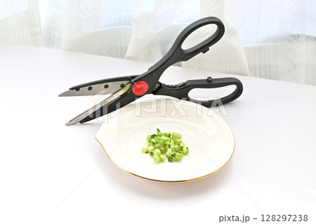 エコ リサイクル フードロス 水に浸して育てる大根の葉 128297238