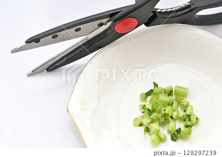 エコ リサイクル フードロス 水に浸して育てる大根の葉 128297239