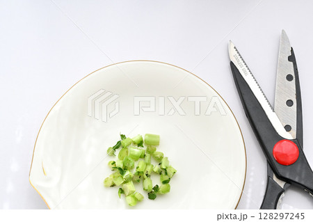 エコ リサイクル フードロス 水に浸して育てる大根の葉 128297245