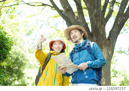 トレッキングするミドル夫婦 128297257