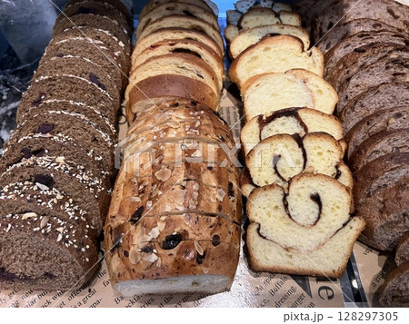 店頭に並んだパン 128297305