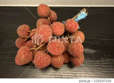台湾の市場で売られている花束のように結んだ枝付き台湾産ライチ1 128297320