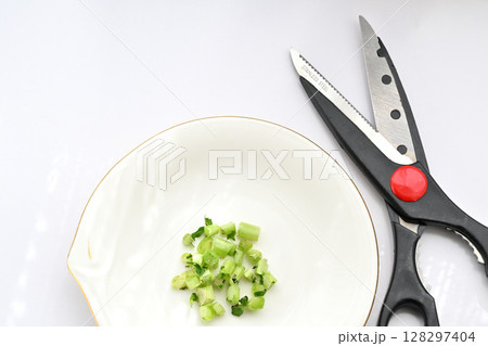 エコ リサイクル フードロス 水に浸して育てる大根の葉 128297404