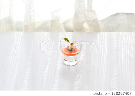 エコ リサイクル フードロス 水に浸して育てる大根の葉 128297407