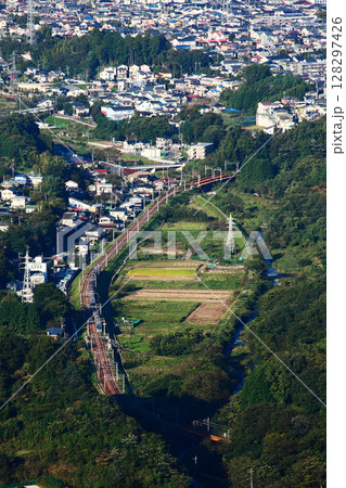 松田山から見た小田急が走る秦野盆地 128297426