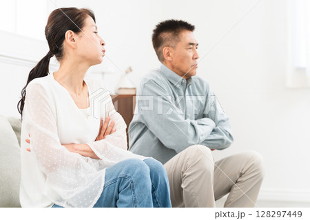 ソファーに座っている熟年夫婦 ソファーに座っている熟年夫婦 128297449