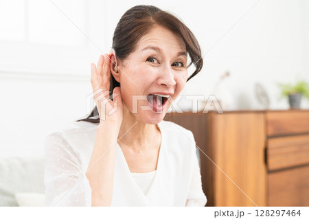 補聴器を付けた熟年女性 128297464