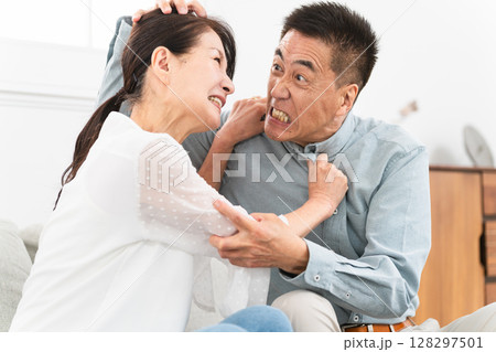 ソファーに座っている熟年夫婦 ソファーに座っている熟年夫婦 128297501