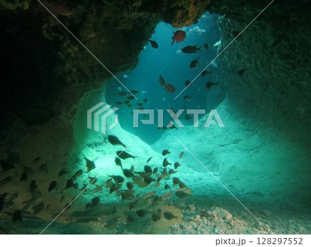 海中洞窟の中から見た海 海中洞窟の中から見た海 128297552