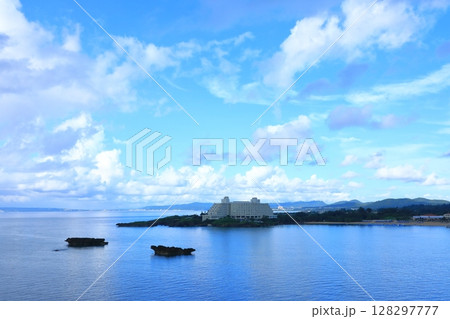 名護湾　青空と入道雲 128297777