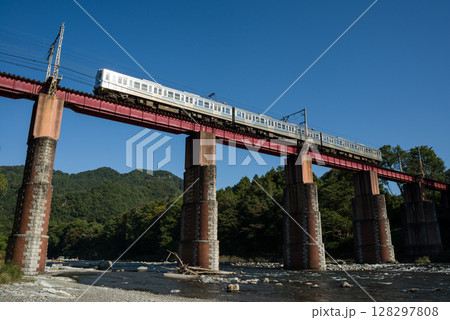 秩父鉄道の荒川橋梁 128297808