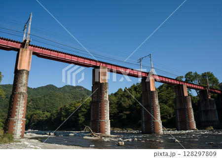 秩父鉄道の荒川橋梁 128297809