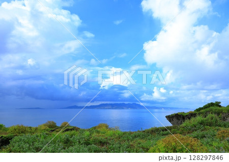 名護湾　青空と入道雲 128297846