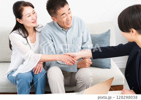 保険の勧誘を受ける熟年夫婦 保険の勧誘を受ける熟年夫婦 128298038