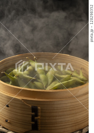 枝豆をせいろで蒸す 128298352