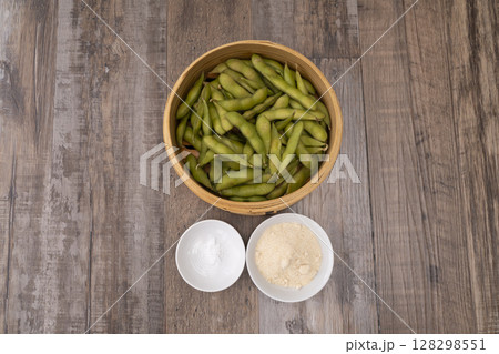 蒸した枝豆でずんだ餡を作る工程 128298551