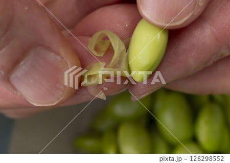 蒸した枝豆でずんだ餡を作る工程 128298552