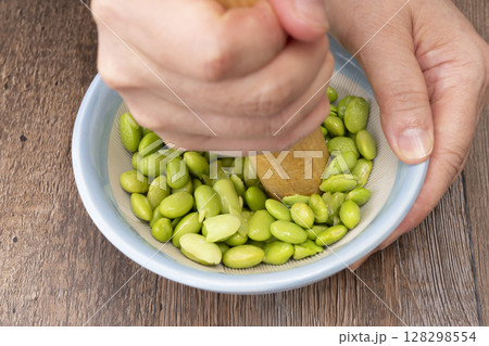 蒸した枝豆でずんだ餡を作る工程 蒸した枝豆でずんだ餡を作る工程 128298554