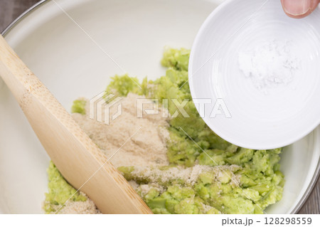 蒸した枝豆でずんだ餡を作る工程 128298559