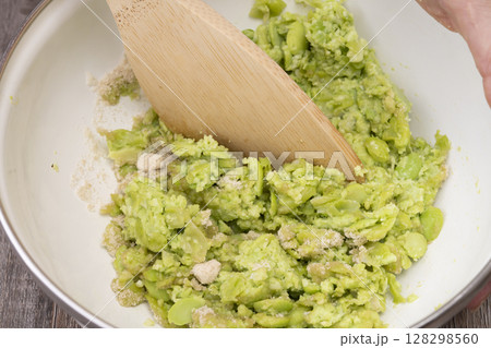 蒸した枝豆でずんだ餡を作る工程 128298560