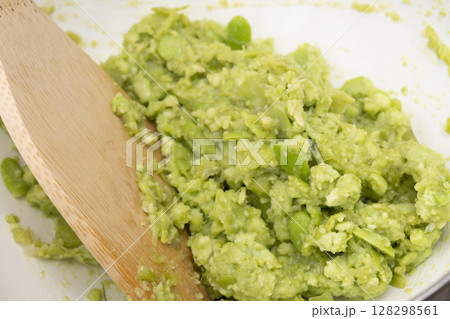 蒸した枝豆でずんだ餡を作る工程 128298561