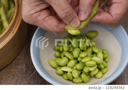 蒸した枝豆でずんだ餡を作る工程 蒸した枝豆でずんだ餡を作る工程 128298562