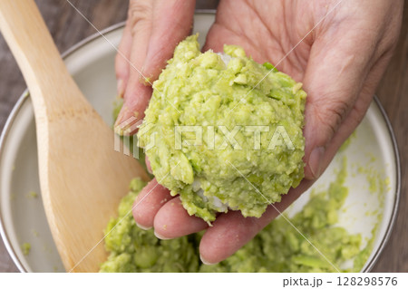 ずんだ餡のおはぎを作る 128298576