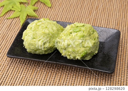 ずんだ餡のおはぎ 128298620