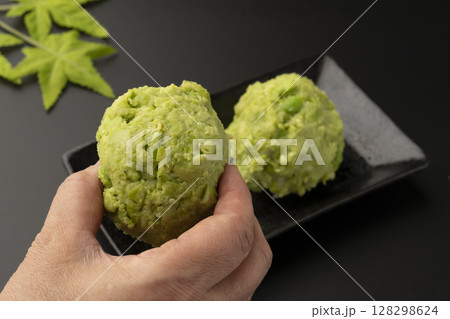 ずんだ餡のおはぎ 128298624