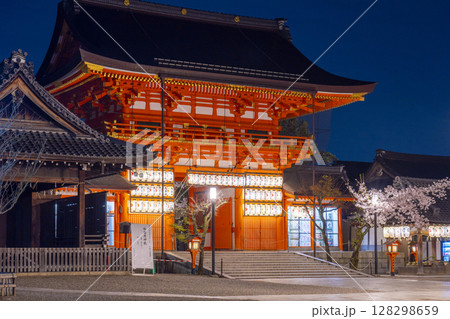 京都 八坂神社 南楼門と夜桜 京都 八坂神社 南楼門と夜桜 128298659