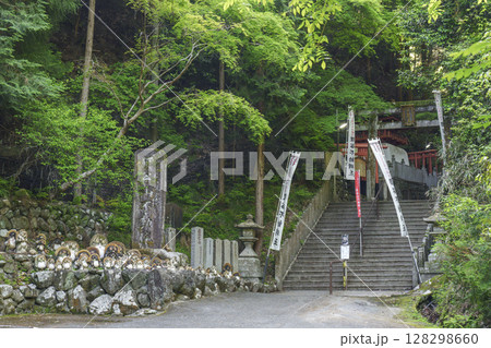 狸谷山不動院 参道入口 石柱 信楽焼の狸の置物(京都市左京区一乗寺) 狸谷山不動院 参道入口 石柱 信楽焼の狸の置物(京都市左京区一乗寺) 128298660