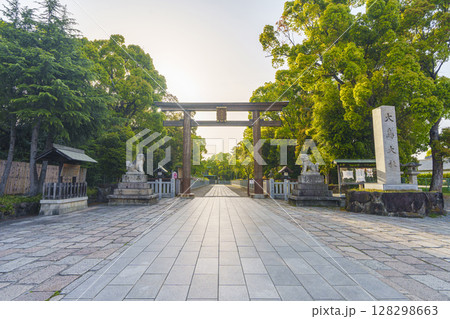 和泉國一之宮　朝日を浴びる大鳥大社　西大鳥居（大阪府堺市西区鳳北町） 128298663