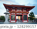 四天王寺 中門と石灯籠のある風景 128299157