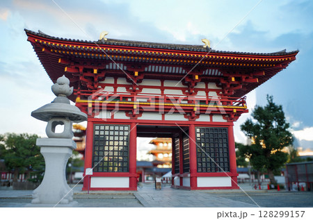 四天王寺 中門と石灯籠のある風景 128299157