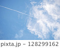 青空に浮かぶ飛行機雲 128299162