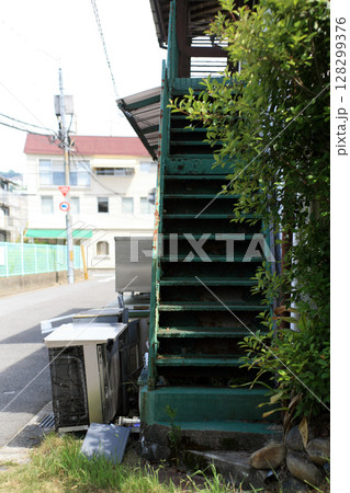 古い鉄骨階段 古い鉄骨階段 128299376