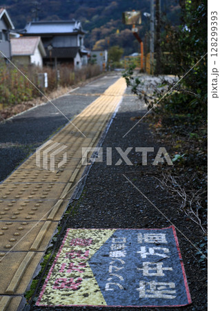 ローカル線のワンマン乗車口 128299393