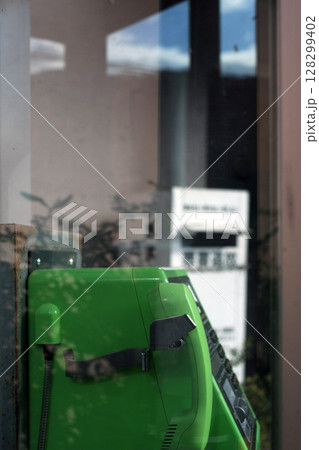 ローカル駅の電話ボックス 128299402