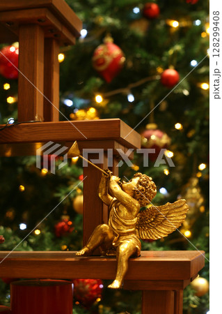 クリスマスツリーの天使 128299408