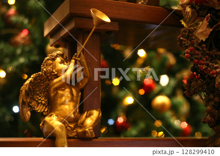 クリスマスツリーの天使 128299410