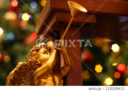 クリスマスツリーの天使 128299411