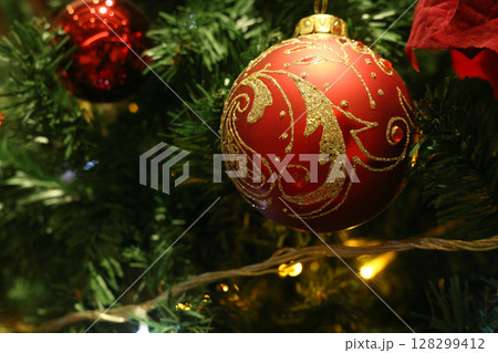 クリスマスツリーの飾り 128299412