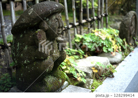 苔むした石仏 128299414