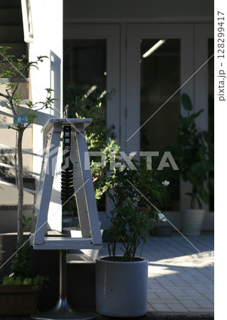 ヘアーサロンの入口 128299417