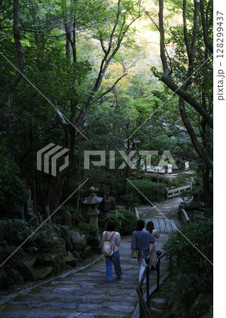 寺院参道と女性参拝者 128299437