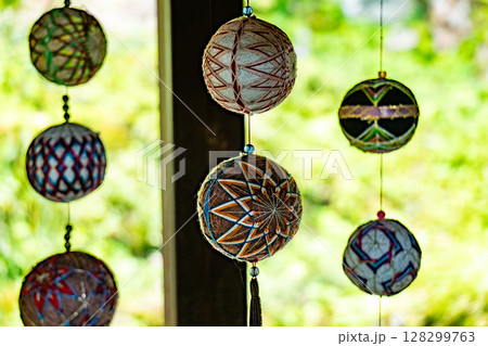 「吊るしびな」は伝日本の統工芸の一種。布製の人形や鞠などを糸に吊るして飾ったもので女子の成長を祈願し 128299763