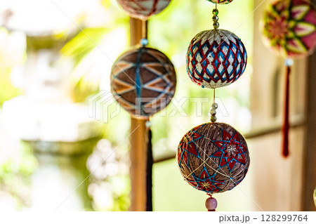 「吊るしびな」は伝日本の統工芸の一種。布製の人形や鞠などを糸に吊るして飾ったもので女子の成長を祈願し 128299764