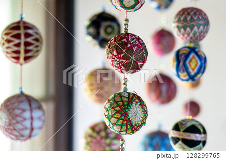 「吊るしびな」は伝日本の統工芸の一種。布製の人形や鞠などを糸に吊るして飾ったもので女子の成長を祈願し 128299765