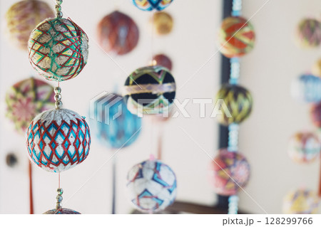 「吊るしびな」は伝日本の統工芸の一種。布製の人形や鞠などを糸に吊るして飾ったもので女子の成長を祈願し 「吊るしびな」は伝日本の統工芸の一種。布製の人形や鞠などを糸に吊るして飾ったもので女子の成長を祈願し 128299766